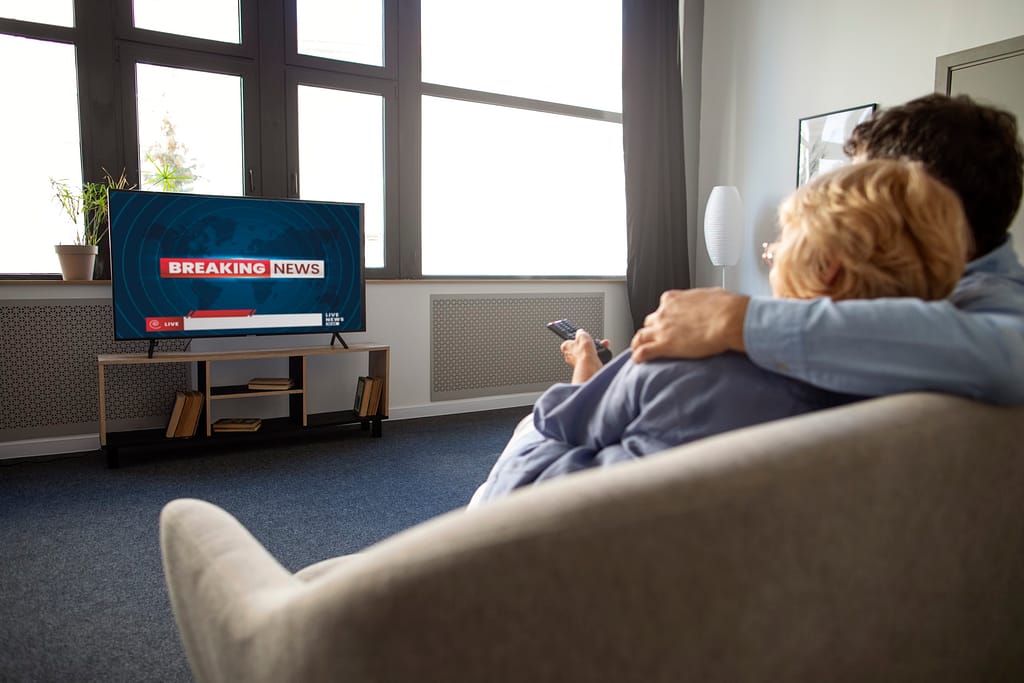 Die Leute in Deutschland schauen Fernsehen und entspannen sich auf dem Sofa