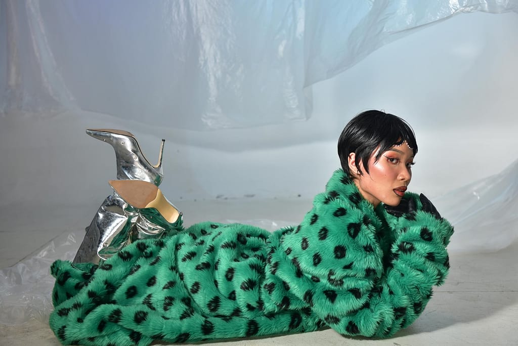 Junge Dame liegt auf dem Bauch.